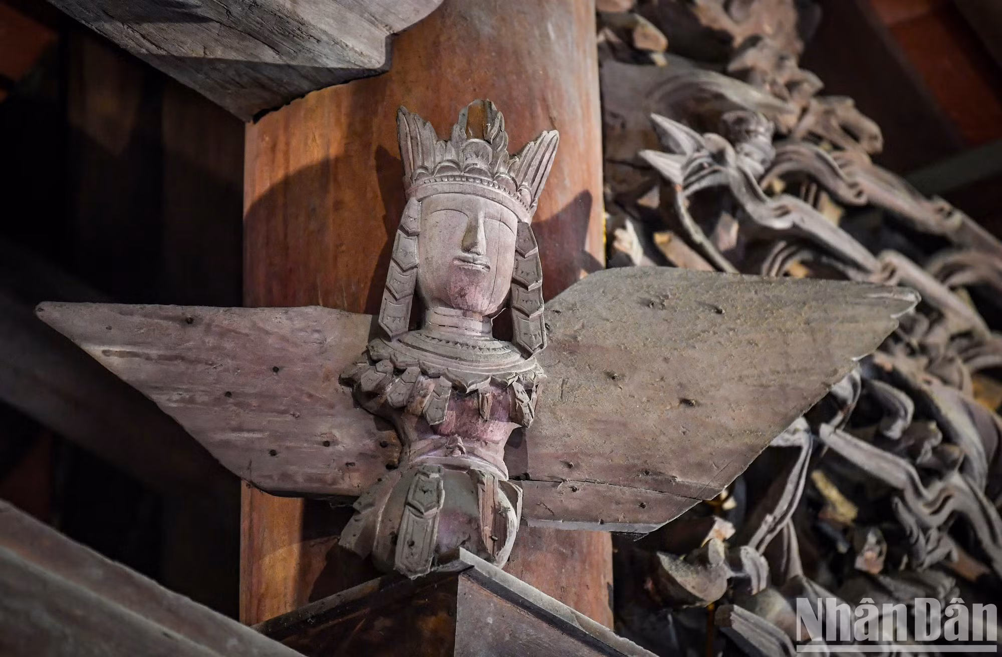La talla de un hada con las alas desplegadas, en la casa comunal de Dai Phung.
