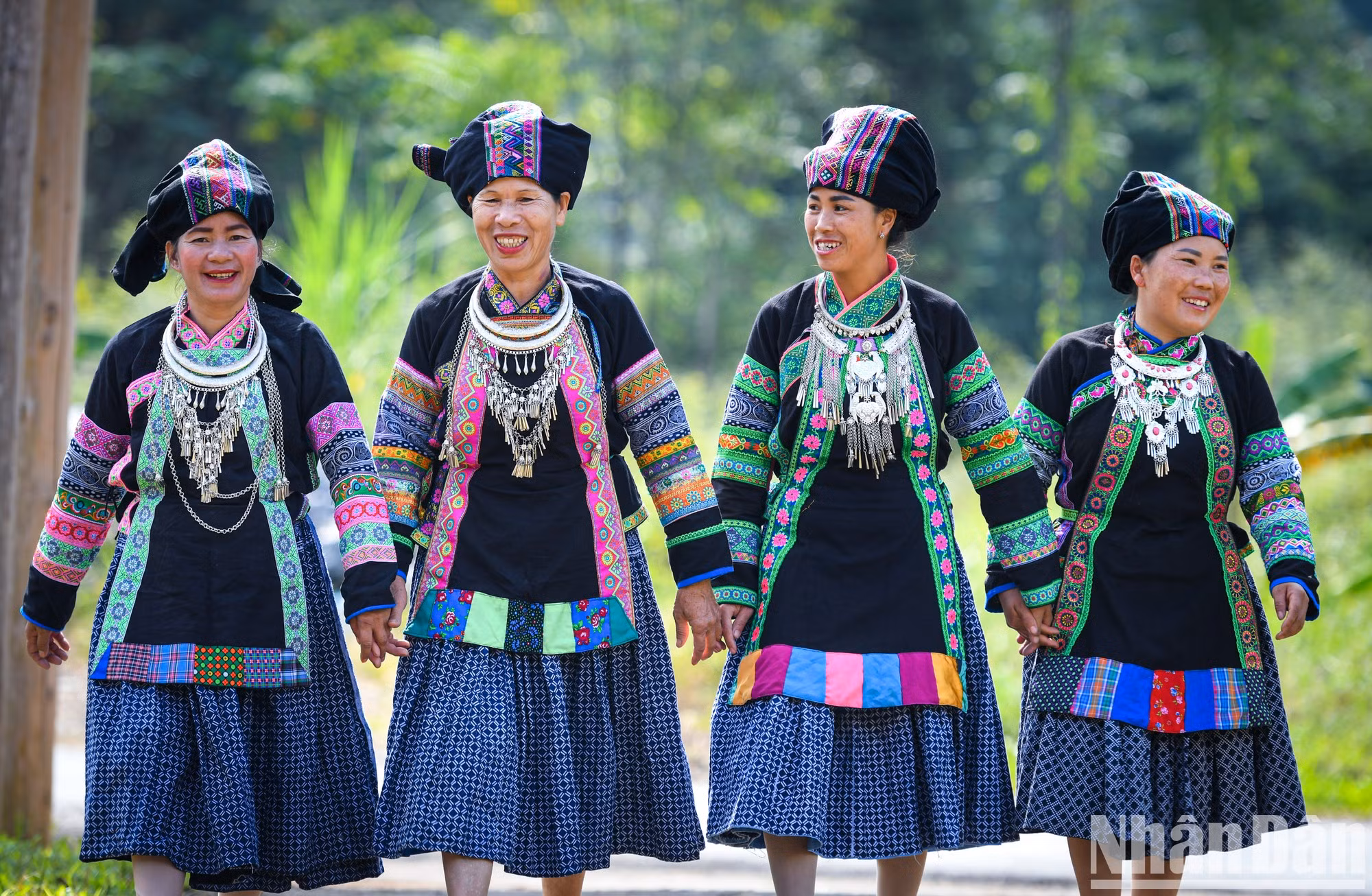 "Sonrisas felices" de mujeres de la etnia Bo Y.