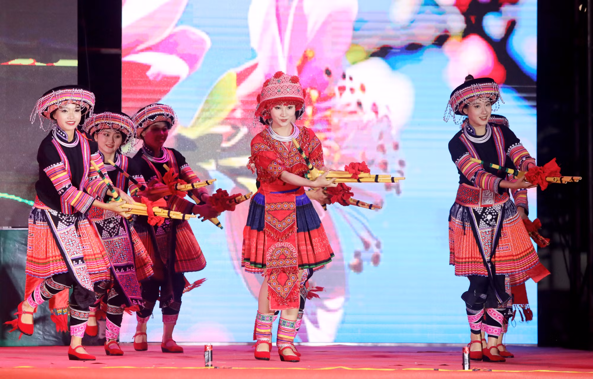 Actuación de artistas del grupo artístico del condado de Jinping, provincia china de Yunnan.