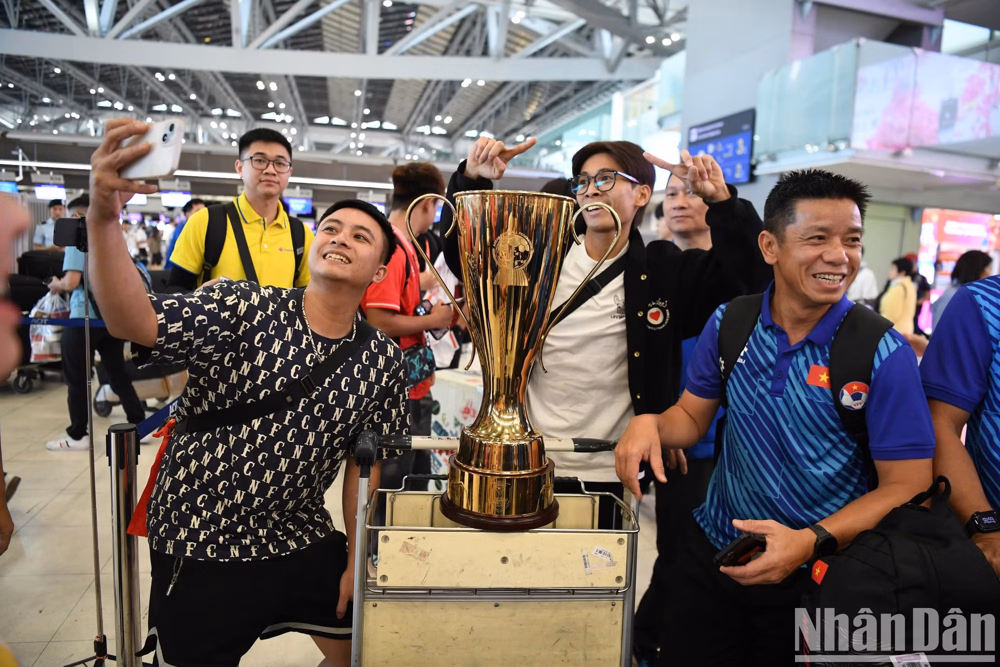 Desde primera hora de la mañana, una multitud de aficionados se congrega en el aeropuerto de Suvarnabhumi para esperar a los jugadores. Desde primera hora de la mañana, una multitud de aficionados se congrega en el aeropuerto de Suvarnabhumi para esperar a los jugadores.