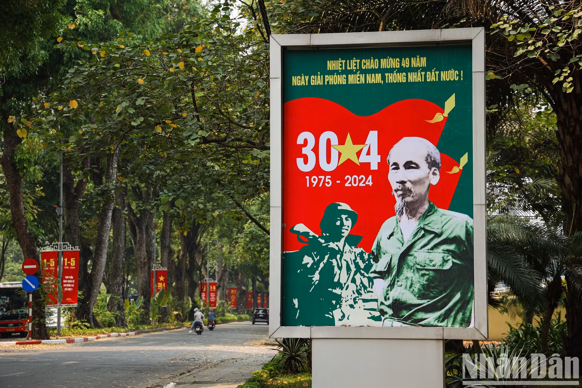 La atmósfera del festival de la reunificación nacional se extiende por las calles de Hanói.