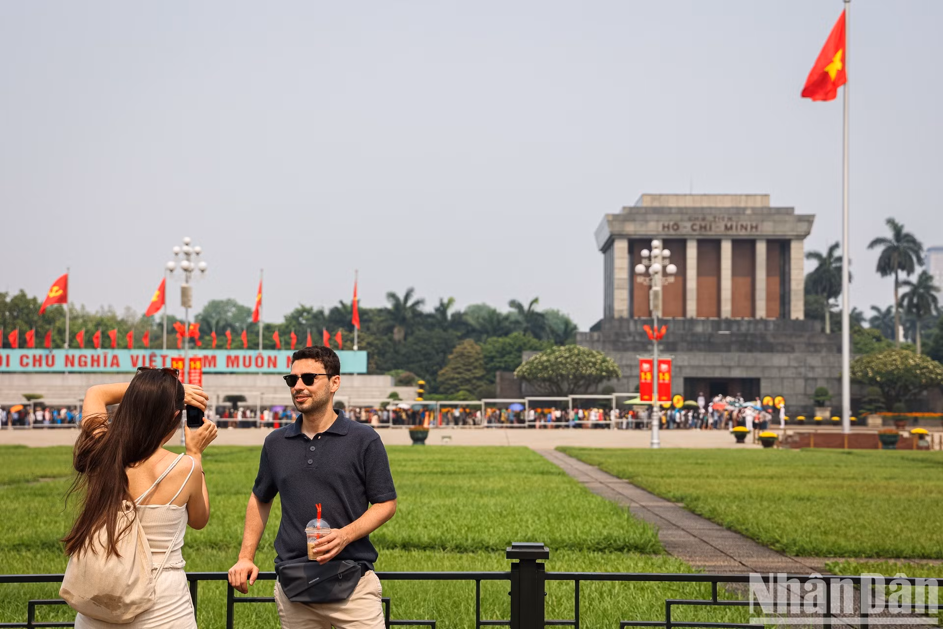 Además de los turistas nacionales, muchos turistas internacionales visitan Hanói durante estas fiestas.