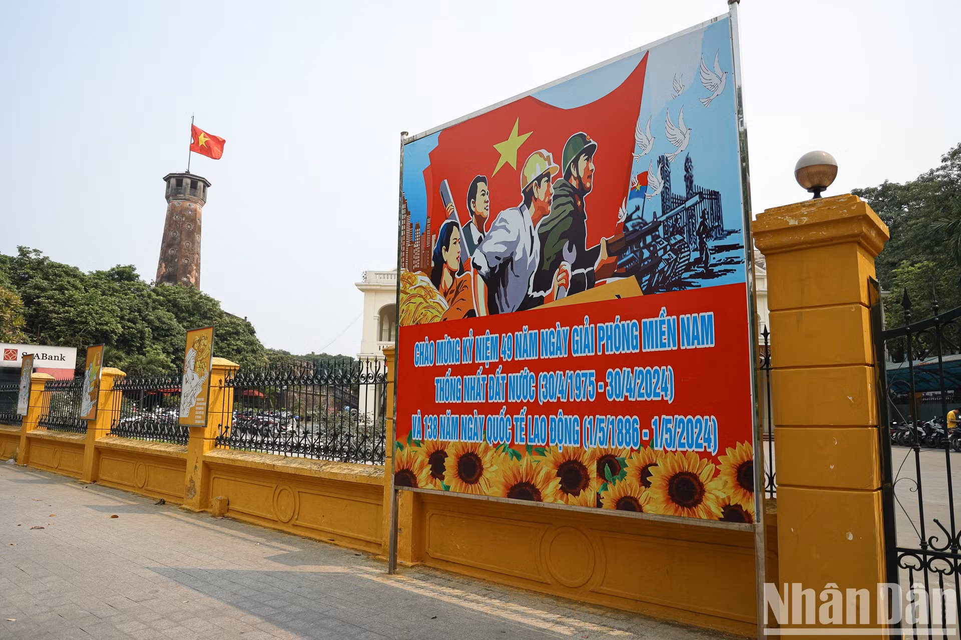 El gran cartel colocado en la calle de Dien Bien Phu, frente al Museo de Historia Militar de Vietnam y el mástil de la bandera nacional de Hanói.