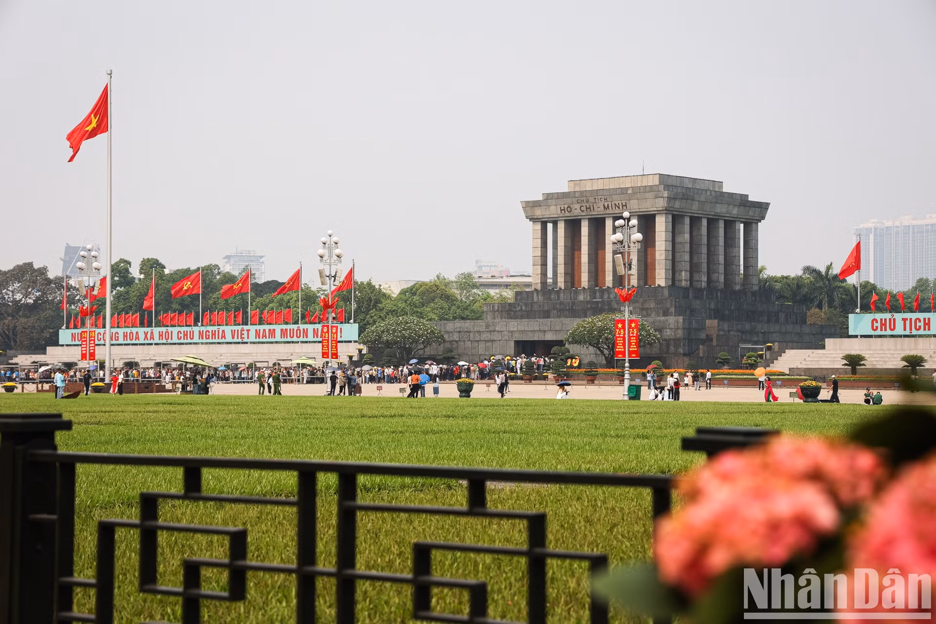 El Mausoleo de Ho Chi Minh es uno de los destinos que atrae numerosos turistas en esta ocasión.