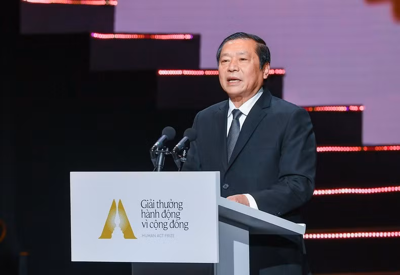 Lai Xuan Mon, subjefe permanente de la Comisión de Comunicación y Educación del CCP anuncia los ganadores del Premio Human Act Prize, categoría más importante de los Premios a Acciones Comunitarias del periódico Nhan Dan.