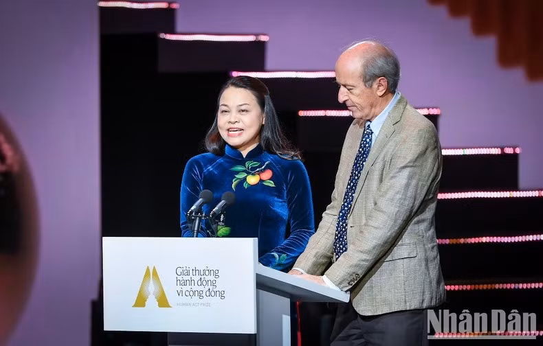 Nguyen Thi Thu Ha, vicepresidenta y secretaria general del Comité Central del Frente de la Patria de Vietnam y Martin Rama, ex economista jefe del Banco Mundial en Vietnam, entregan el premio a la categoría de Proyecto Resiliencia.