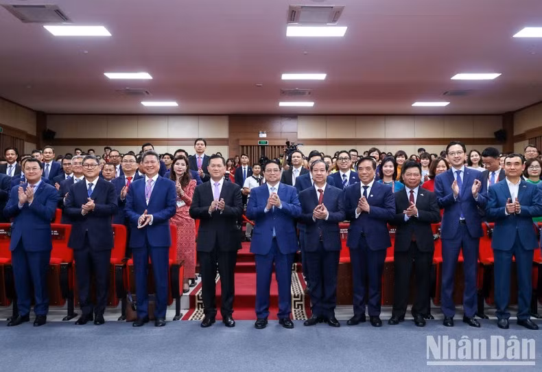 Ambos premieres y funcionarios, profesores y estudiantes de la Universidad de Comercio Exterior de Vietnam.