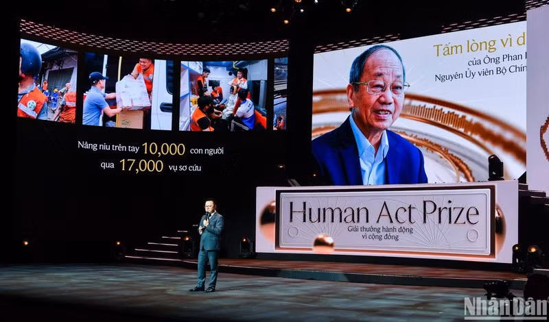[Foto] Gala de Premiación a Acciones Comunitarias del periódico Nhan Dan 