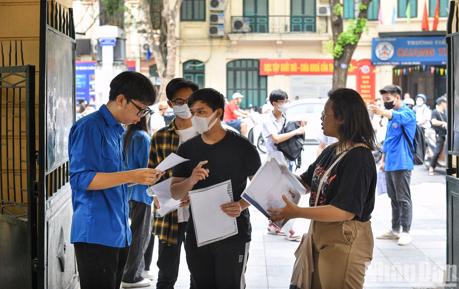Según las estadísticas del Servicio Municipal de Educación y Formación, este año participarán en el examen 104 mil 917 estudiantes. La metrópoli ha organizado 201 sitios de examen, incluidos 113 en escuelas de bachillerato y 88 en escuelas secundarias. Según las estadísticas del Servicio Municipal de Educación y Formación, este año participarán en el examen 104 mil 917 estudiantes. La metrópoli ha organizado 201 sitios de examen, incluidos 113 en escuelas de bachillerato y 88 en escuelas secundarias.