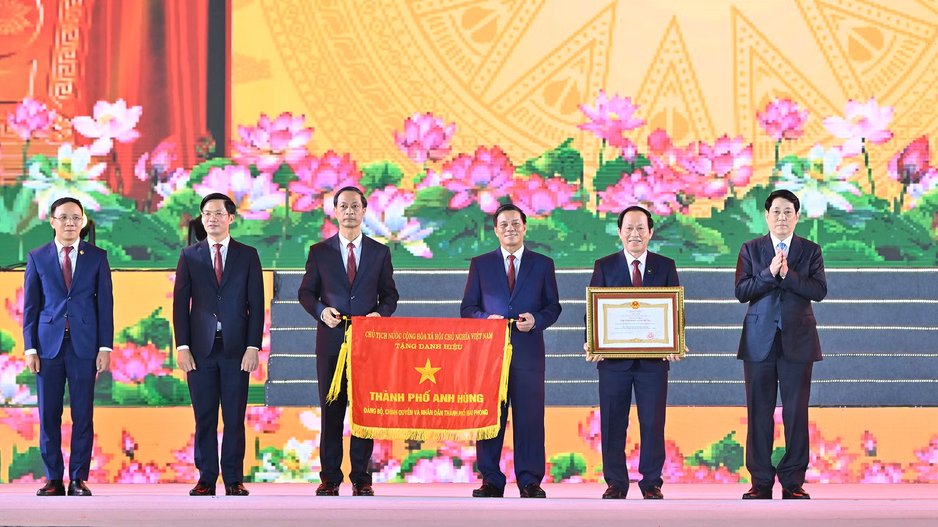 [Foto] Presidente otorga el título 'Ciudad Heroica' a Hai Phong