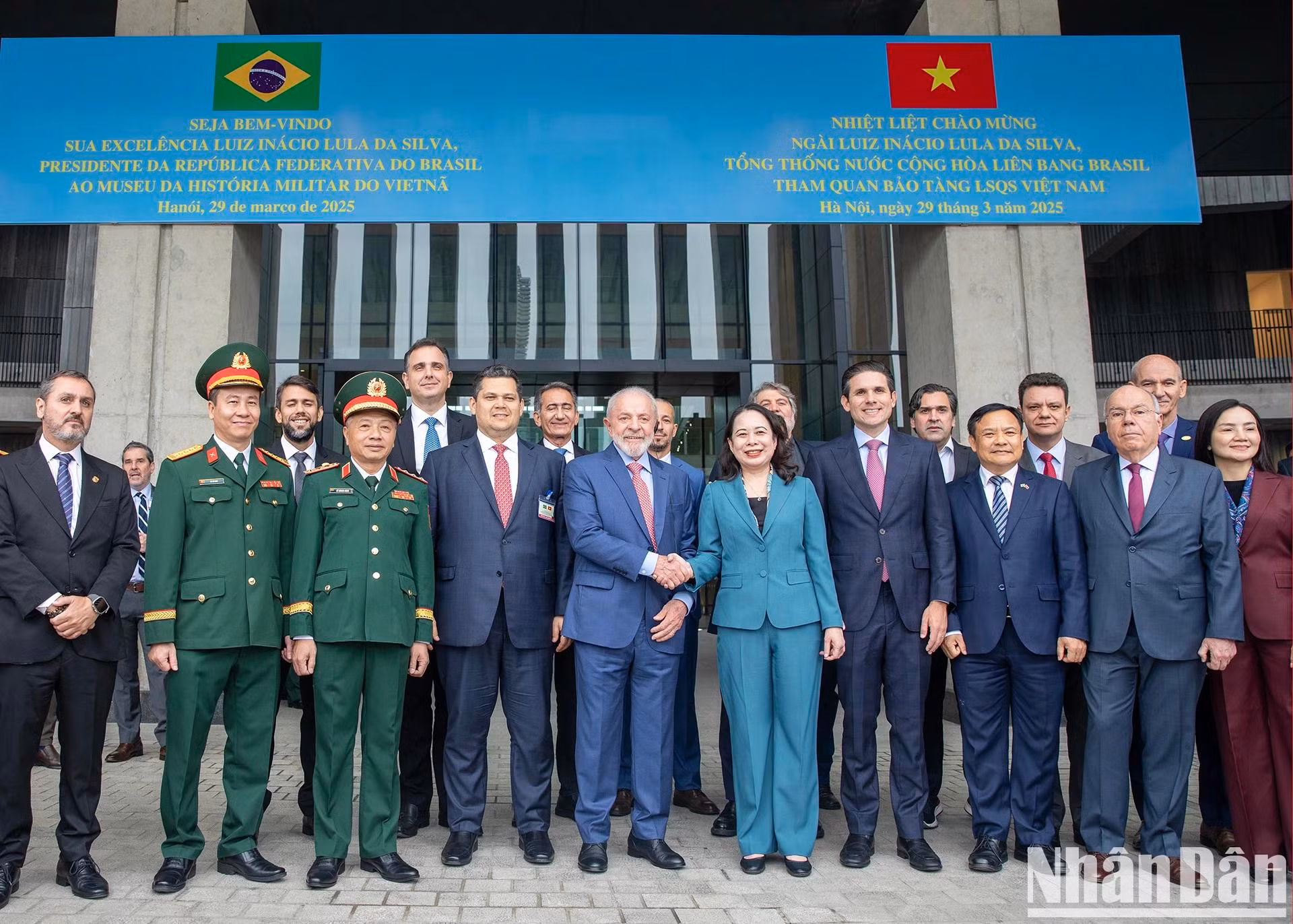 La delegación brasileña en el museo.