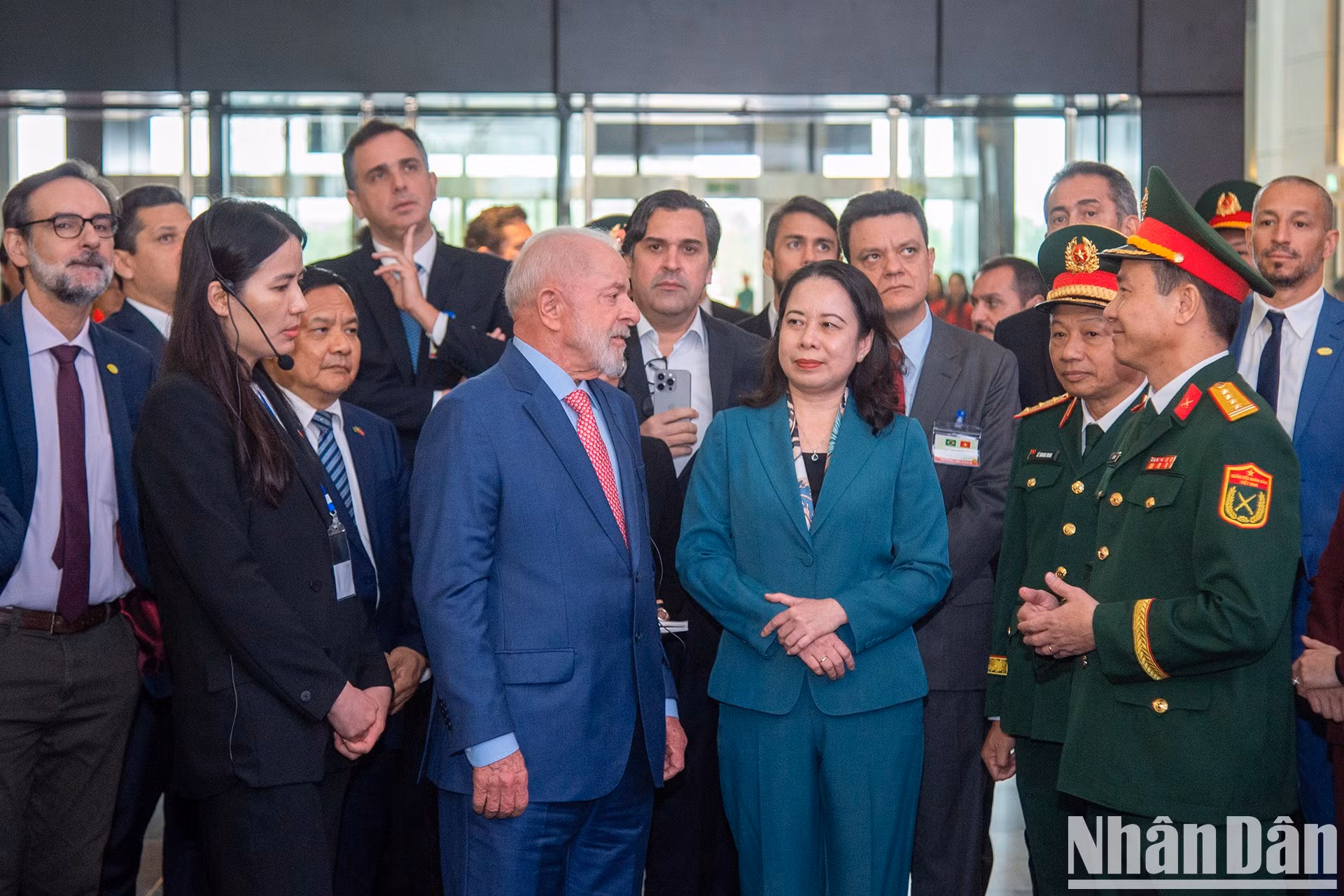 Ambos dirigentes visitan el Museo de Historia Militar de Vietnam.