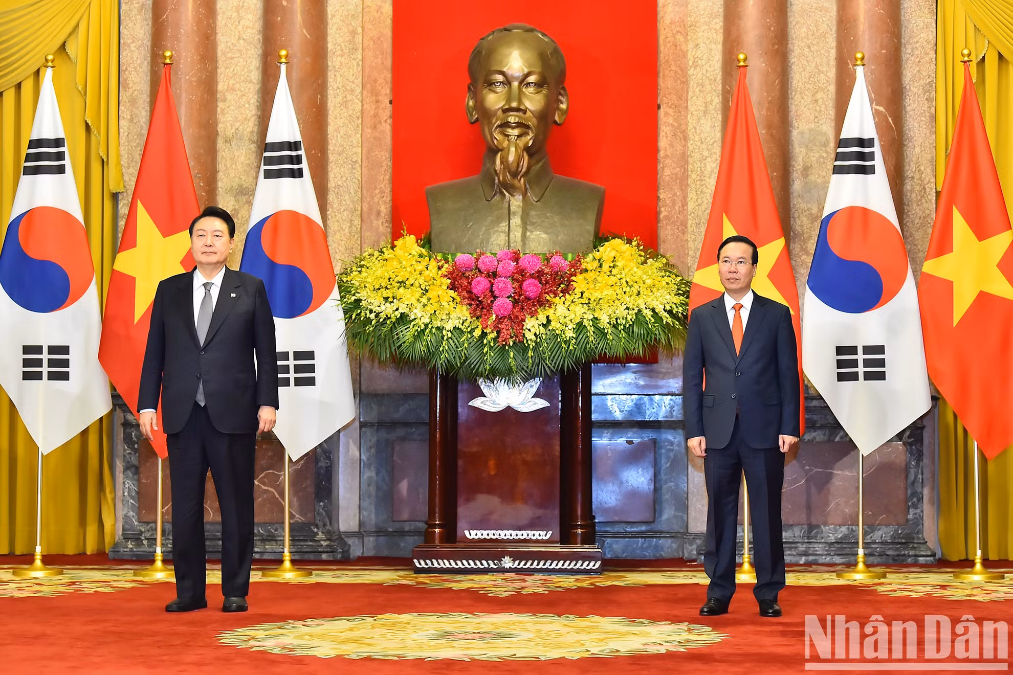 El presidente de Vietnam, Vo Van Thuong, y su similar surcoreano, Yoon suk Yeol, en el evento.