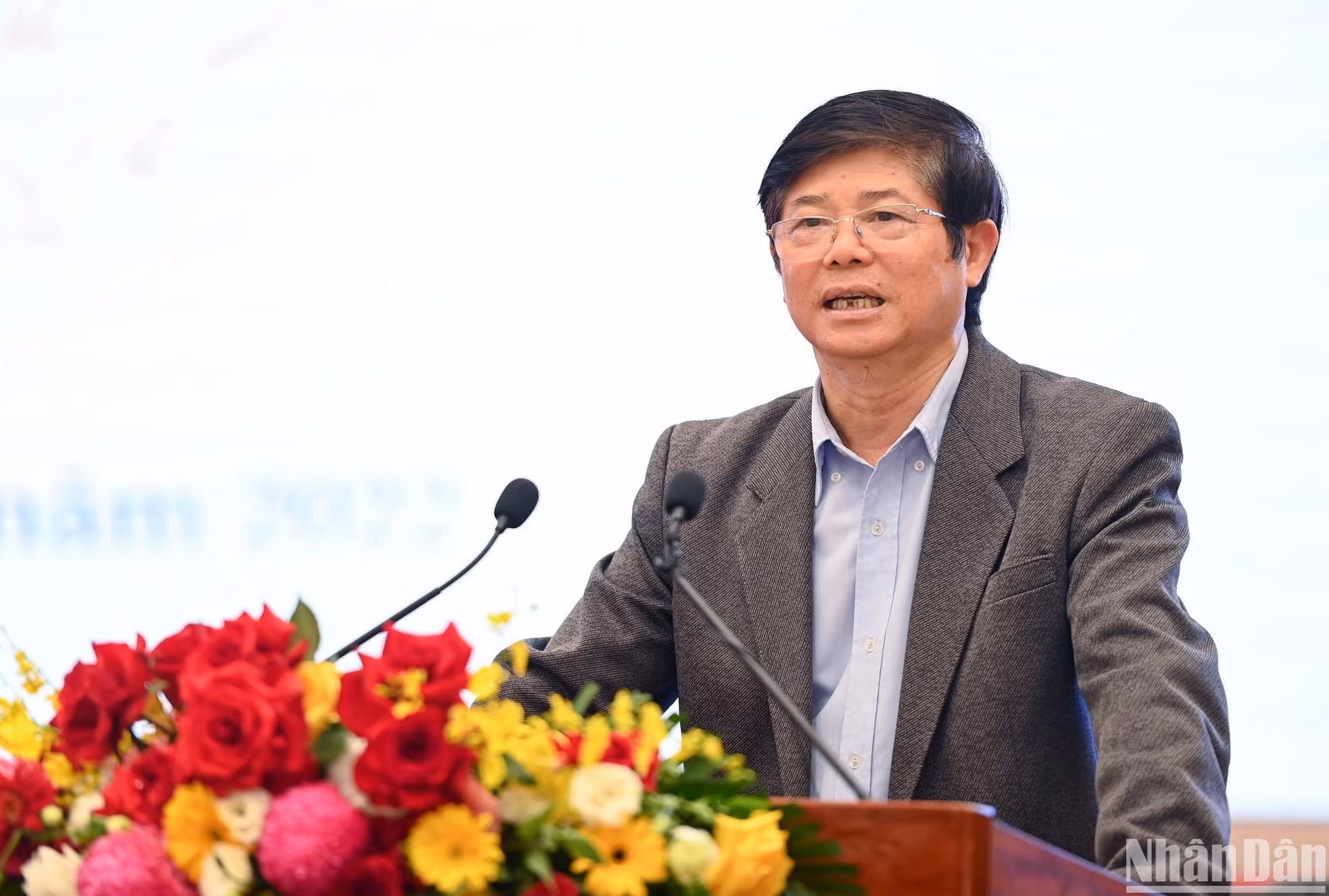 El profesor y doctor Nguyen Huu Minh, ex director del Instituto de Investigación de Familia y Género, de la Academia de Ciencias Sociales de Vietnam, hace una presentación en el evento.