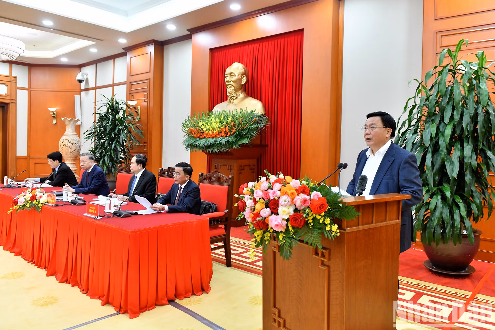 Nguyen Xuan Thang, miembro del Buró Político, presidente del Consejo Teórico Central y director de la Academia Nacional de Política Ho Chi Minh, interviene en el evento.