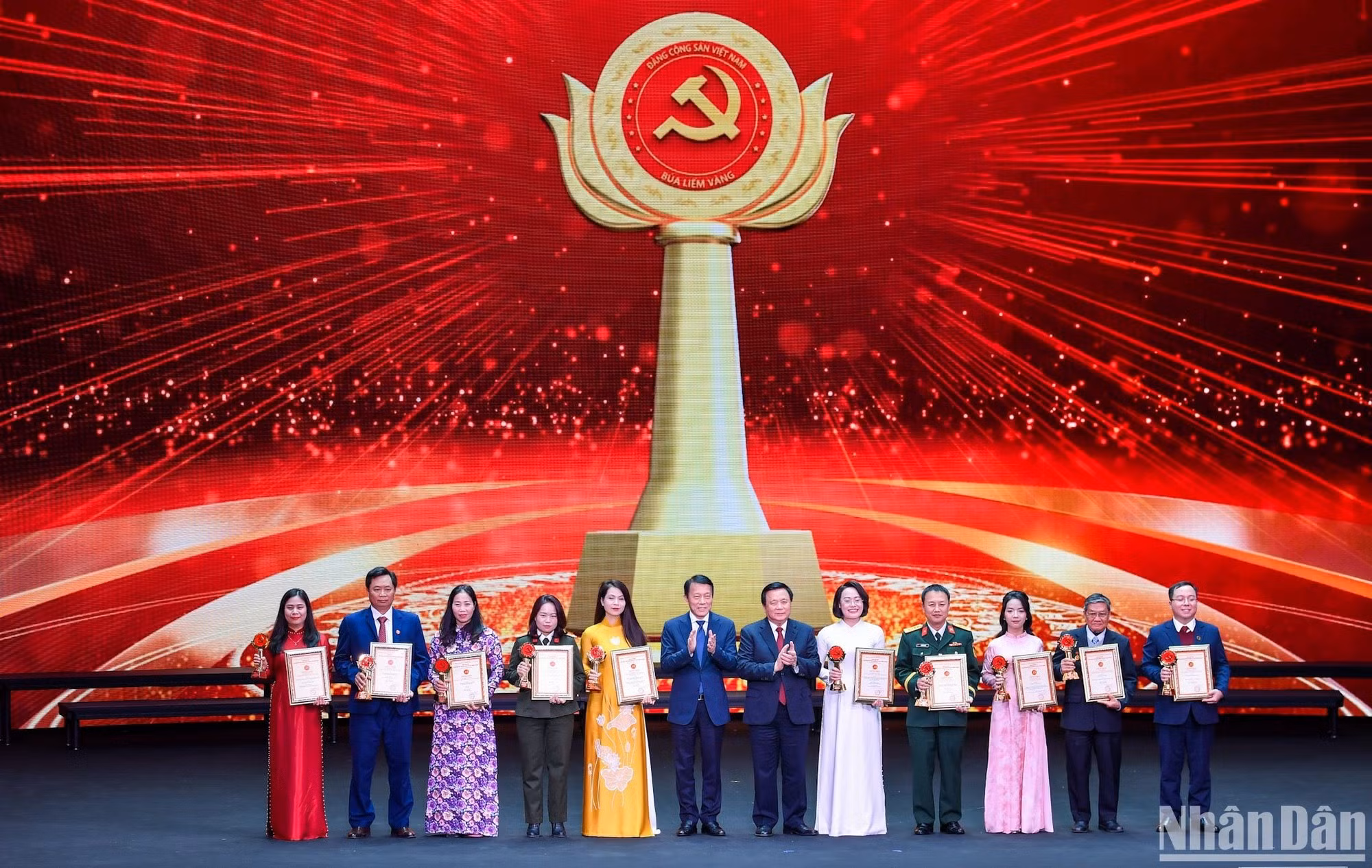 El miembro del Buró Político, presidente del Consejo Teórico Central y director de la Academia Nacional de Política Ho Chi Minh, Nguyen Xuan Thang, y el miembro del Buró Político y ministro de Seguridad Pública, Luong Tam Quang, entregan menciones especiales a los ganadores.
