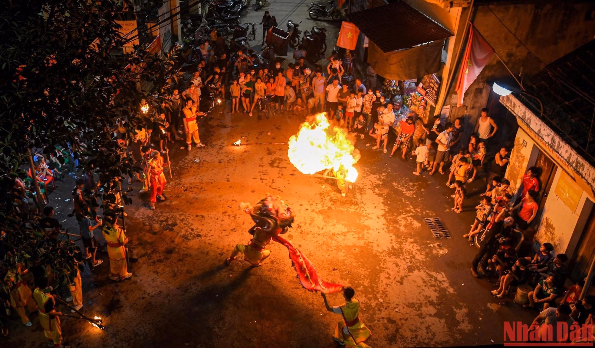 Como actividad tradicional, durante cada Festival del Medio Otoño (o Festival de la Luna Llena), la filial de la Unión de Jóvenes Comunistas Ho Chi Minh en Cao Ha organiza un equipo de danza del león compuesto por 15 jóvenes.