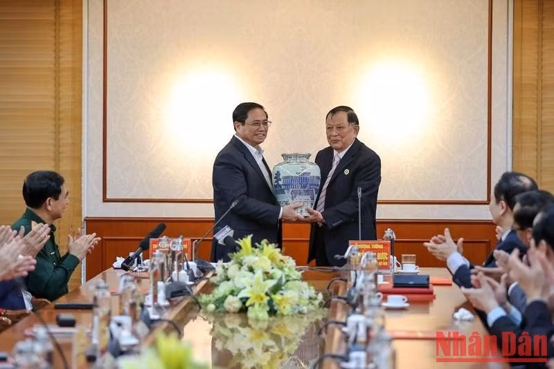 Minh Chinh entrega regalo de recuerdo a la AVV. Minh Chinh entrega regalo de recuerdo a la AVV.