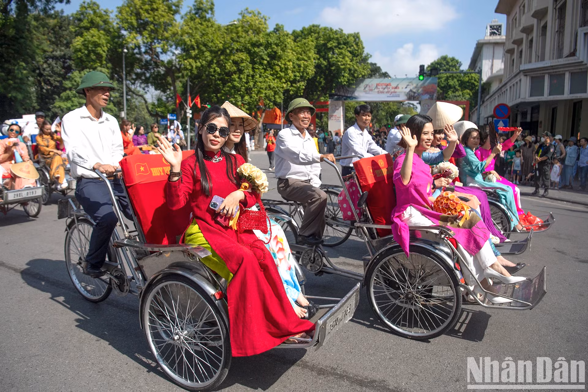 Una marcha de triciclos recorre el área frente al monumento Ly Thai To. Una marcha de triciclos recorre el área frente al monumento Ly Thai To.