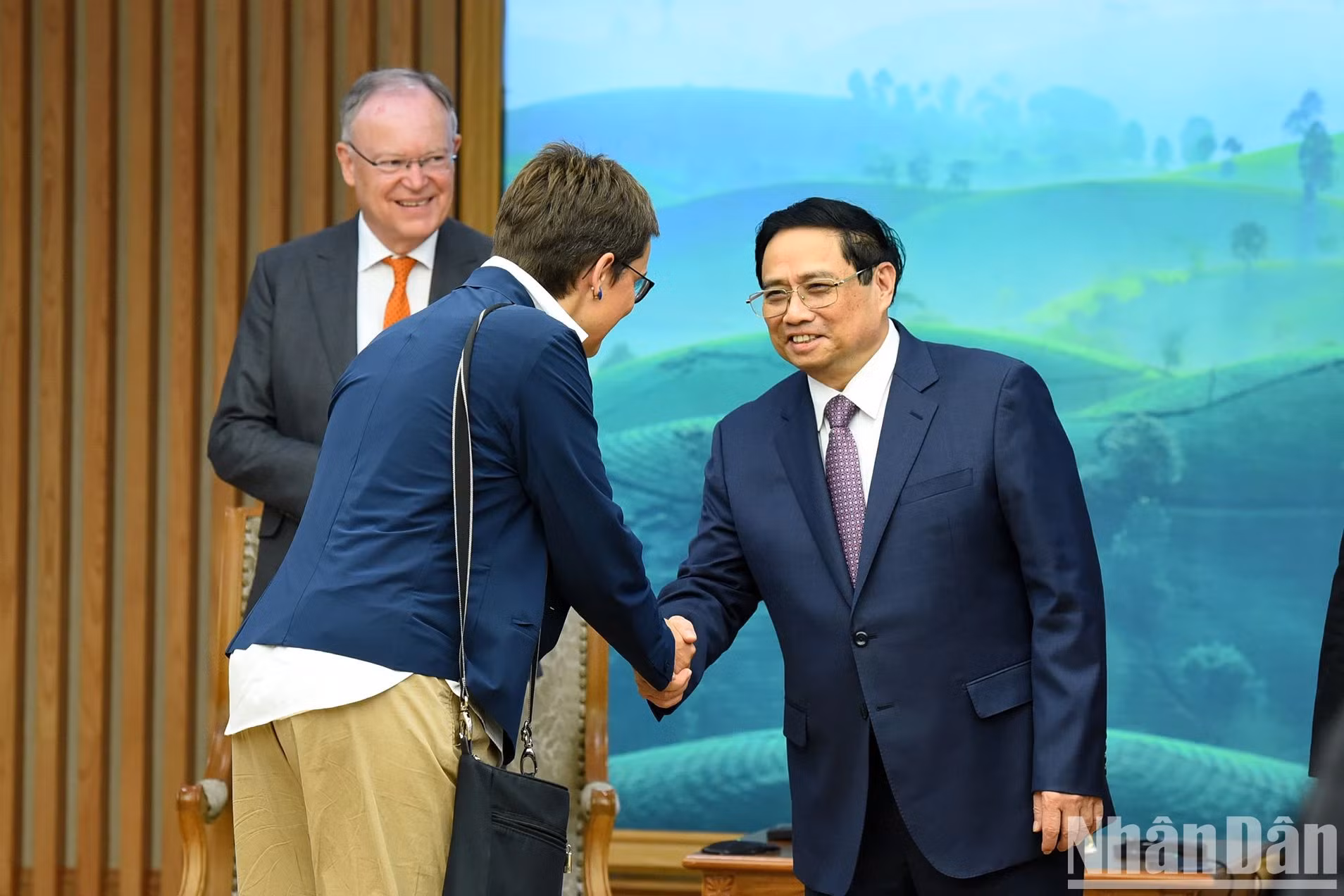 Minh Chinh da la bienvenida a los miembros que acompañan a Stephan Weil.