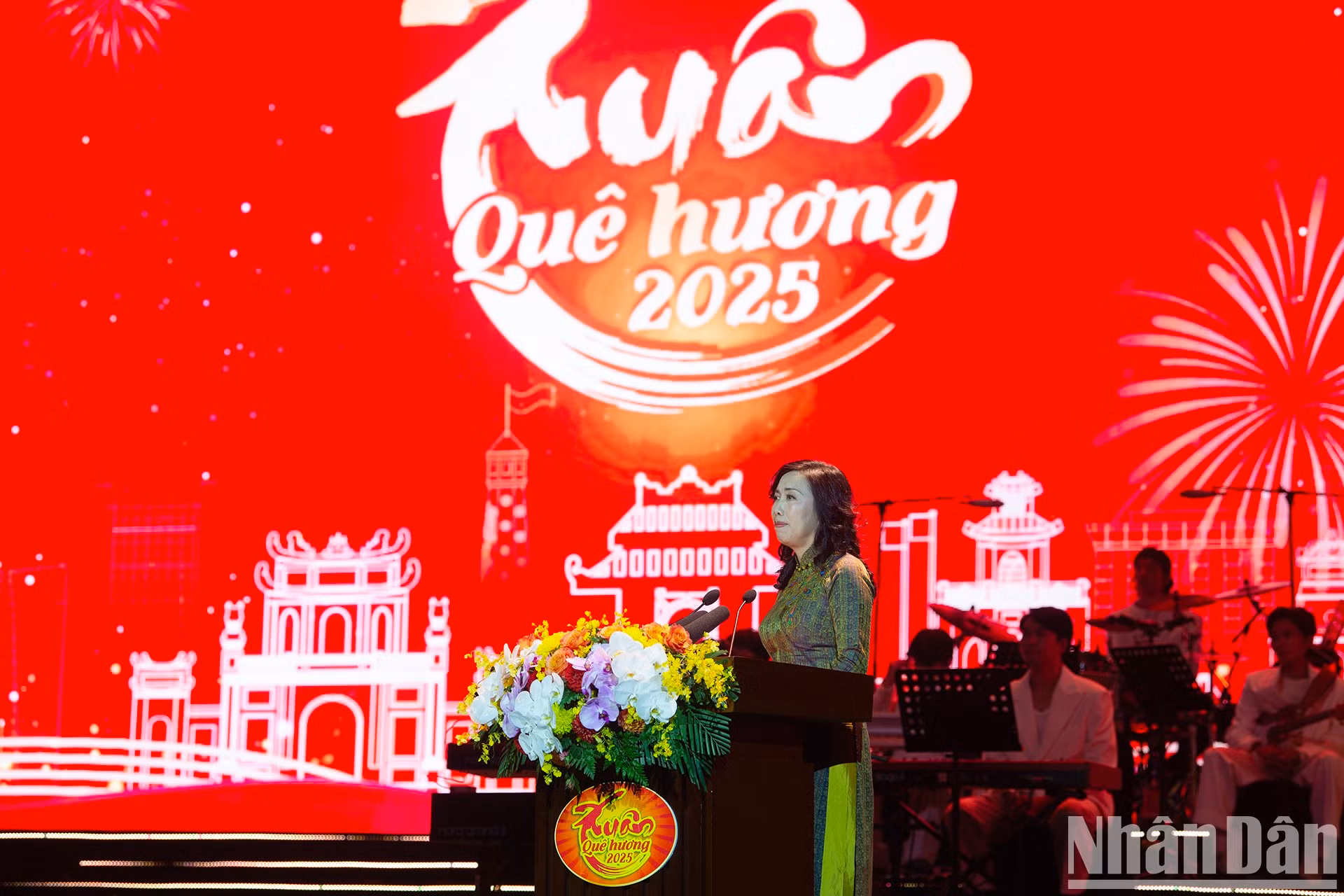 Le Thi Thu Hang, viceministra de Relaciones Exteriores y jefa del Comité Estatal sobre Vietnamitas en el Extranjero, interviene en el acto.