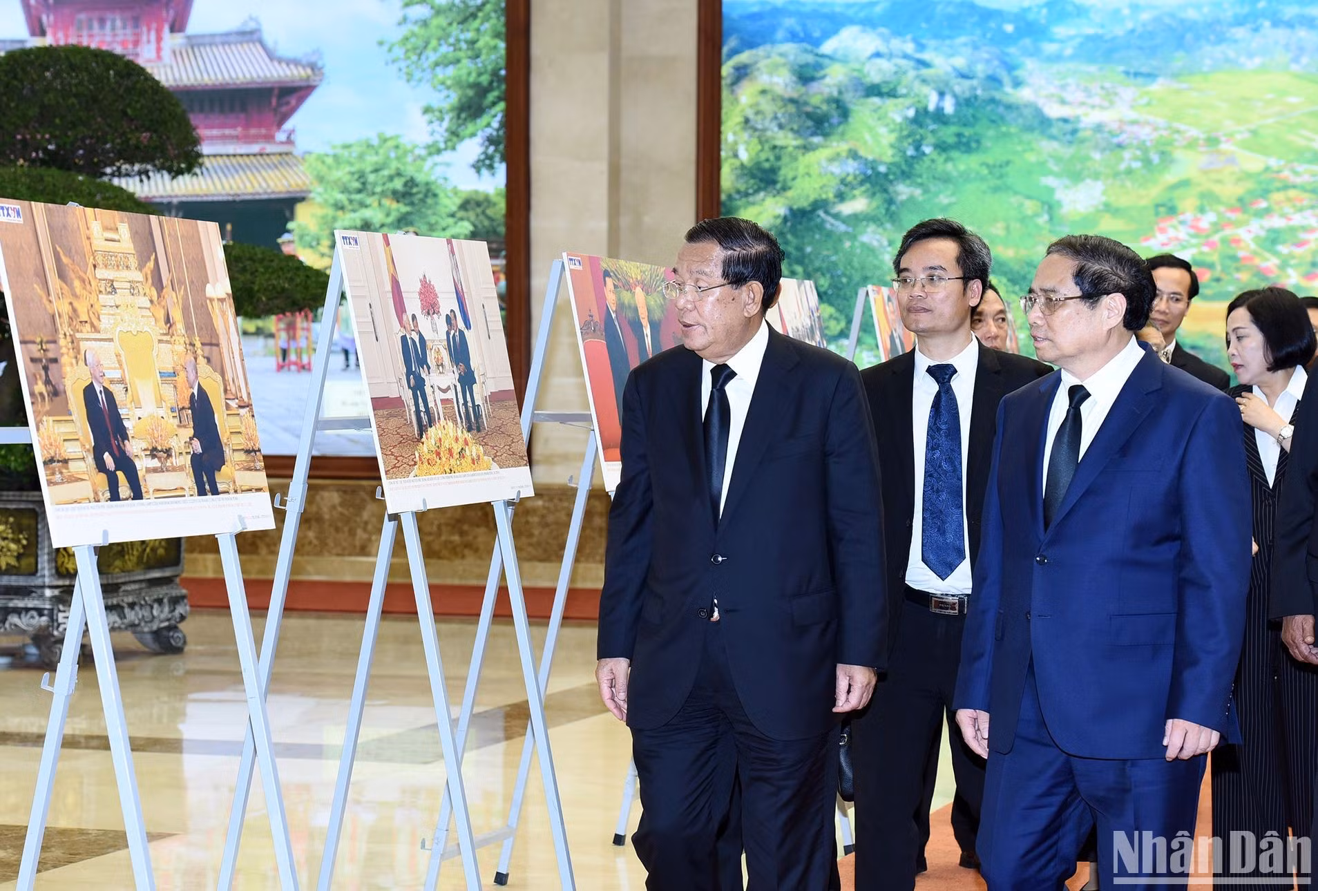 Minh Chinh presenta a Hun Sen algunas de las actividades de asuntos exteriores del secretario general Nguyen Phu Trong.