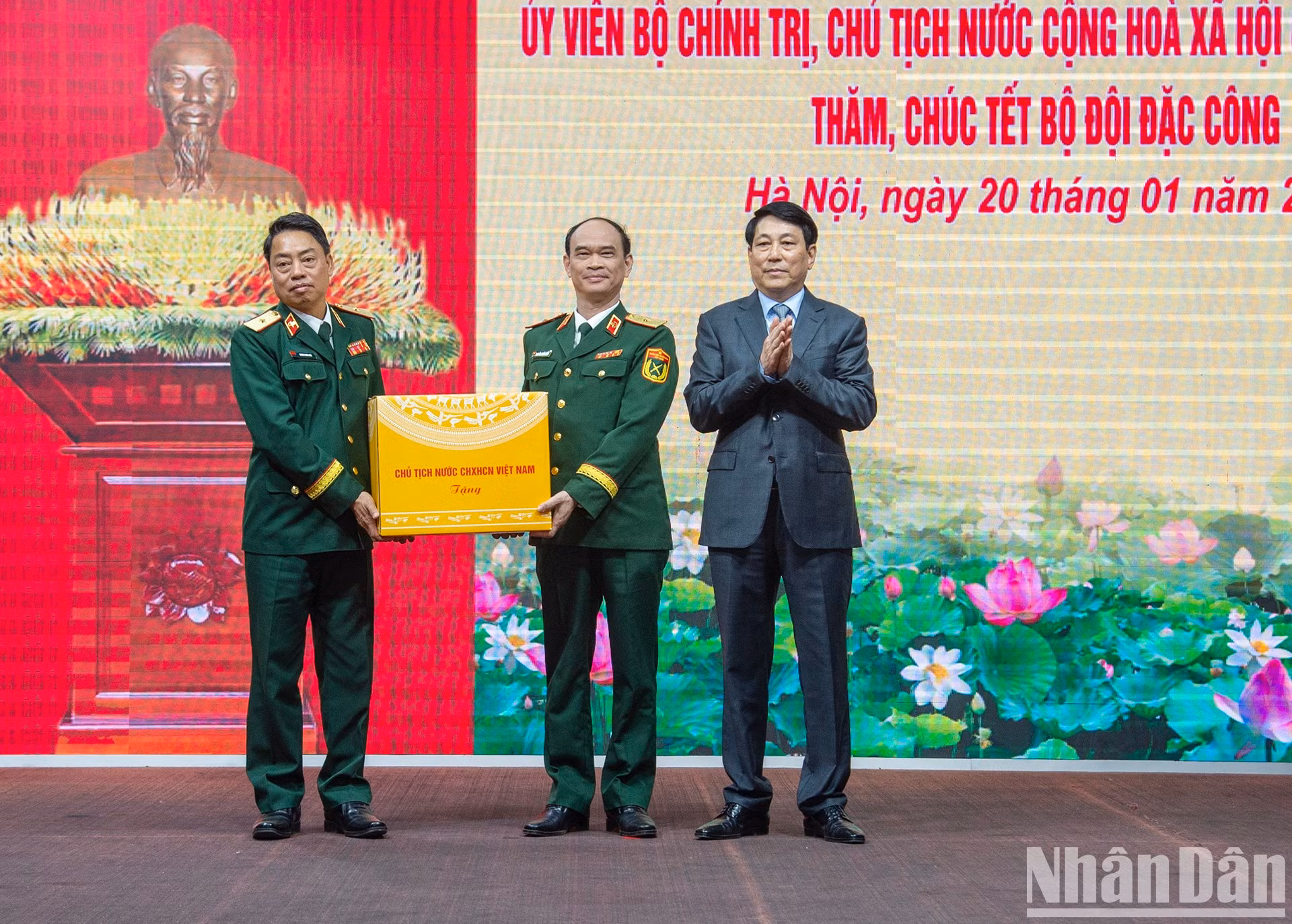 Luong Cuong entrega un regalo a la entidad militar. Luong Cuong entrega un regalo a la entidad militar.