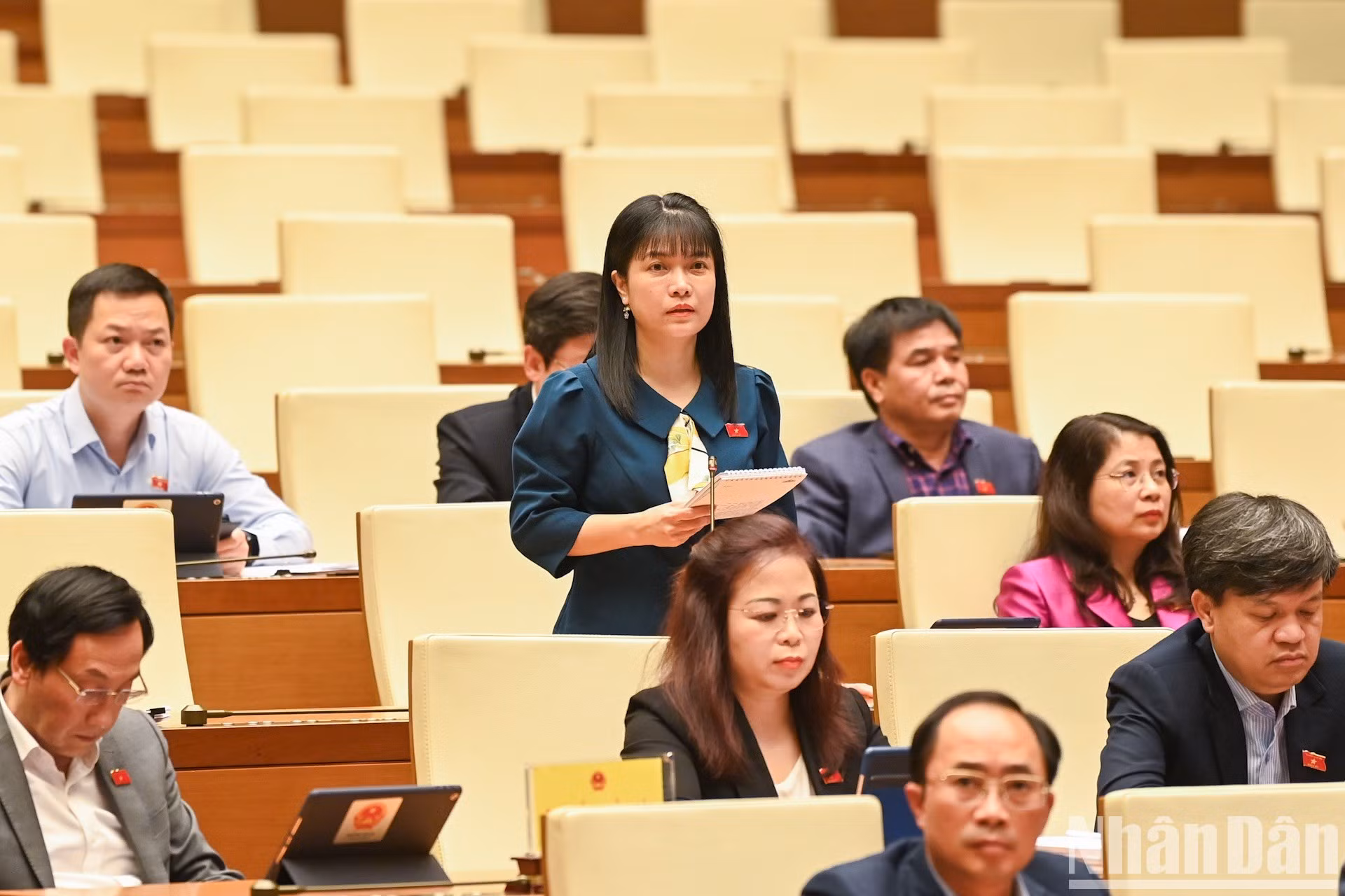 Ta Thi Yen, diputada de la provincia de Dien Bien, formula preguntas. Ta Thi Yen, diputada de la provincia de Dien Bien, formula preguntas.