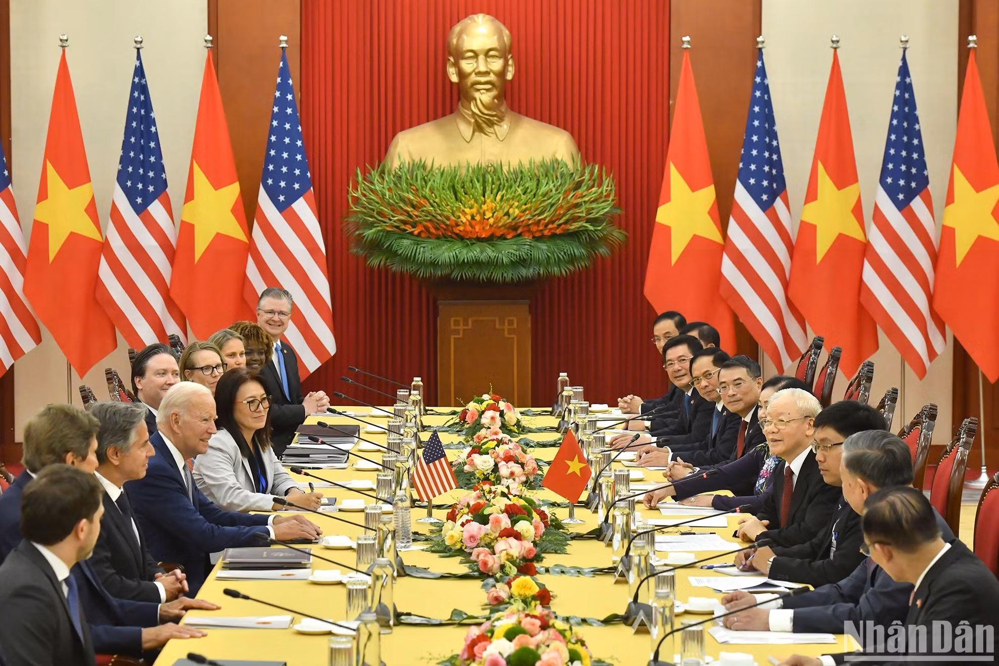 Reunión entre el secretario general del Partido Comunista de Vietnam, Nguyen Phu Trong, y el presidente de Estados Unidos, Joseph Biden.