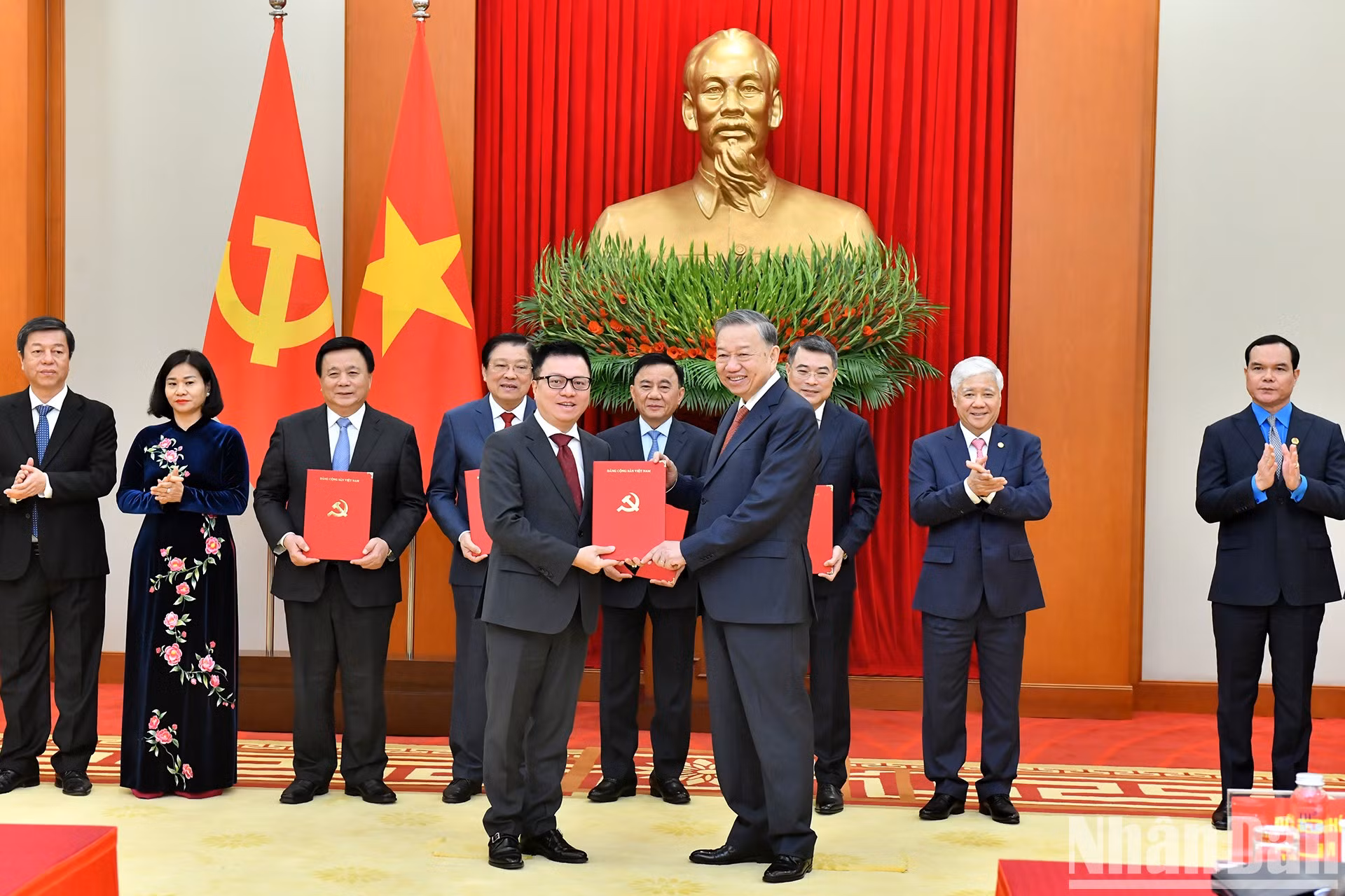 El presidente - editor del periódico Nhan Dan, Le Quoc Minh, recibe la decisión. El presidente - editor del periódico Nhan Dan, Le Quoc Minh, recibe la decisión.