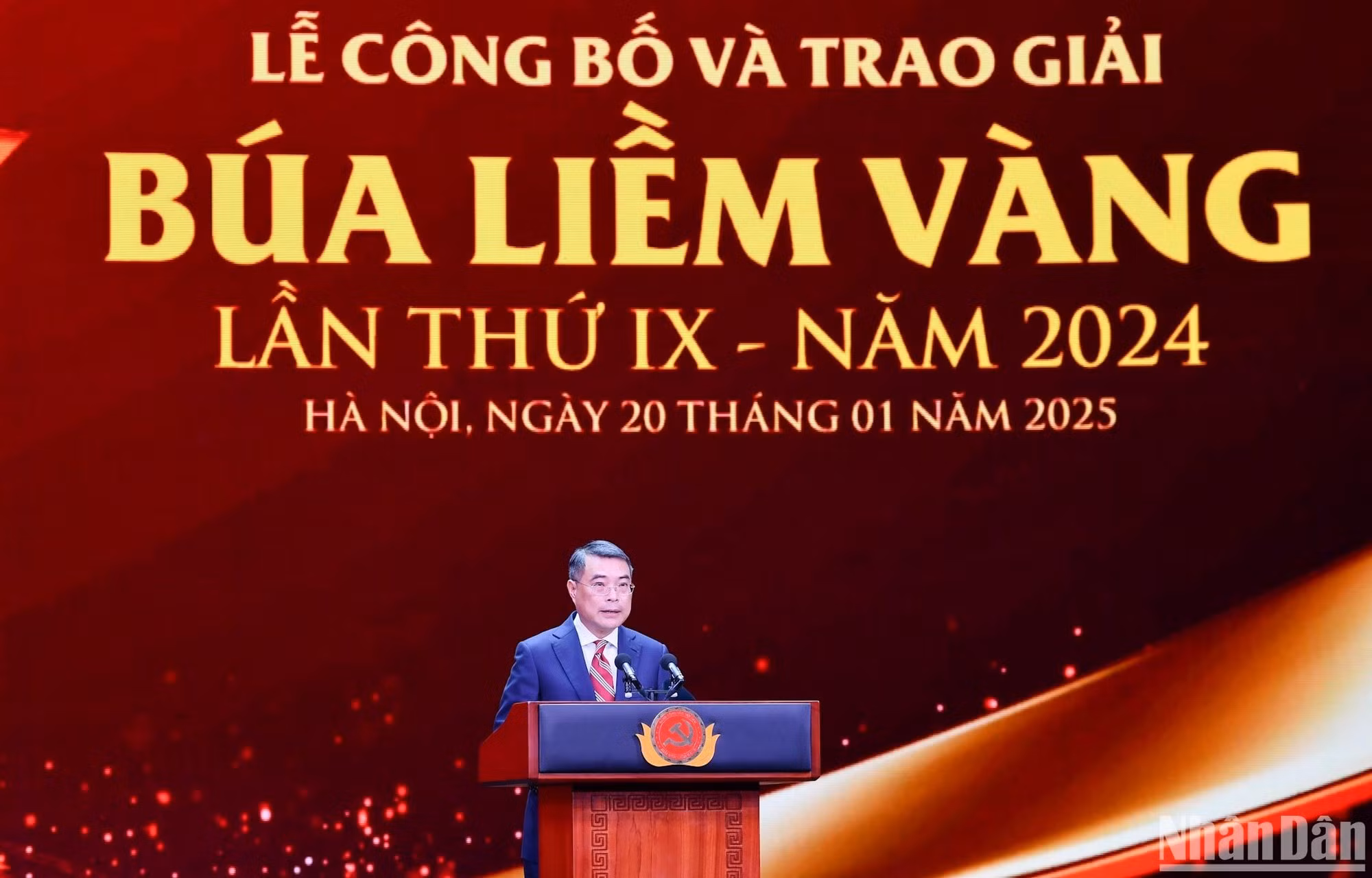 El miembro del Buró Político, y del Secretariado del Comité Central del PCV y jefe de su Comisión de Organización, Le Minh Hung, lanza la próxima edición de los Premios.
