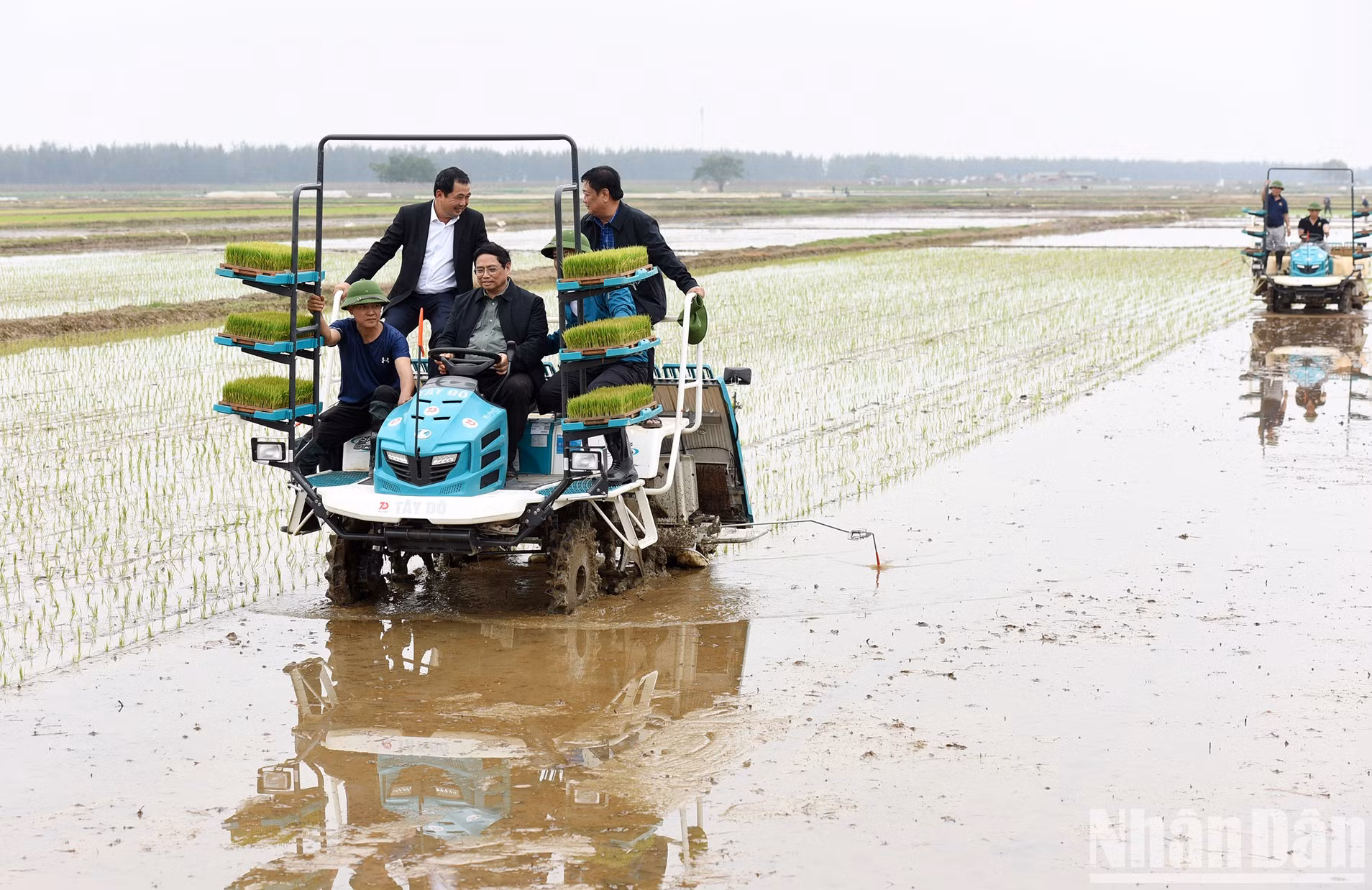 El primer ministro opera una máquina de siembra de arroz.