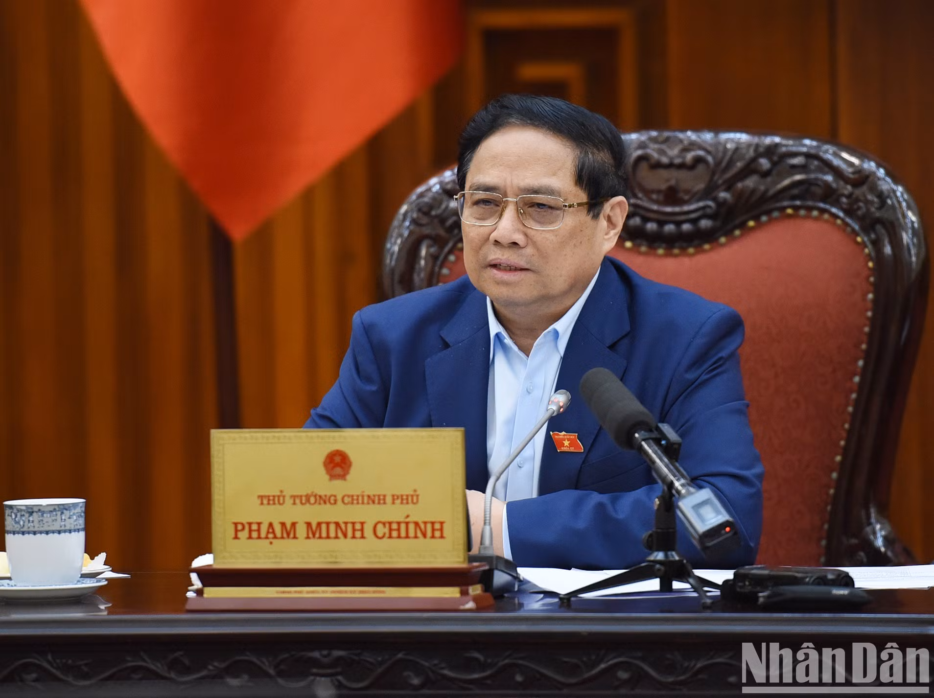 Interviene Minh Chinh.