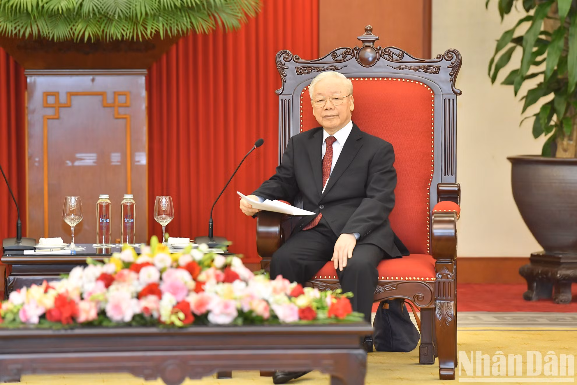 Phu Trong habla en la reunión.