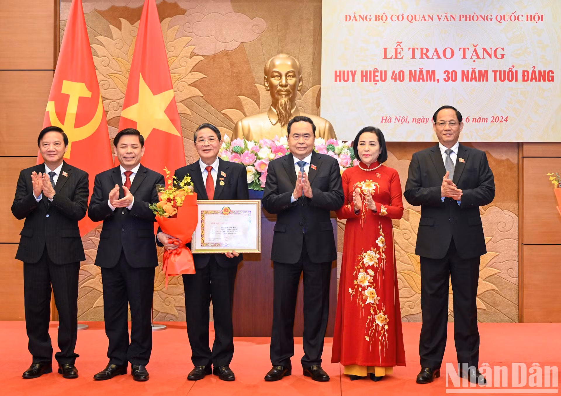Tran Thanh Man y líderes parlamentarios otorgan flores a Nguyen Duc Hai.