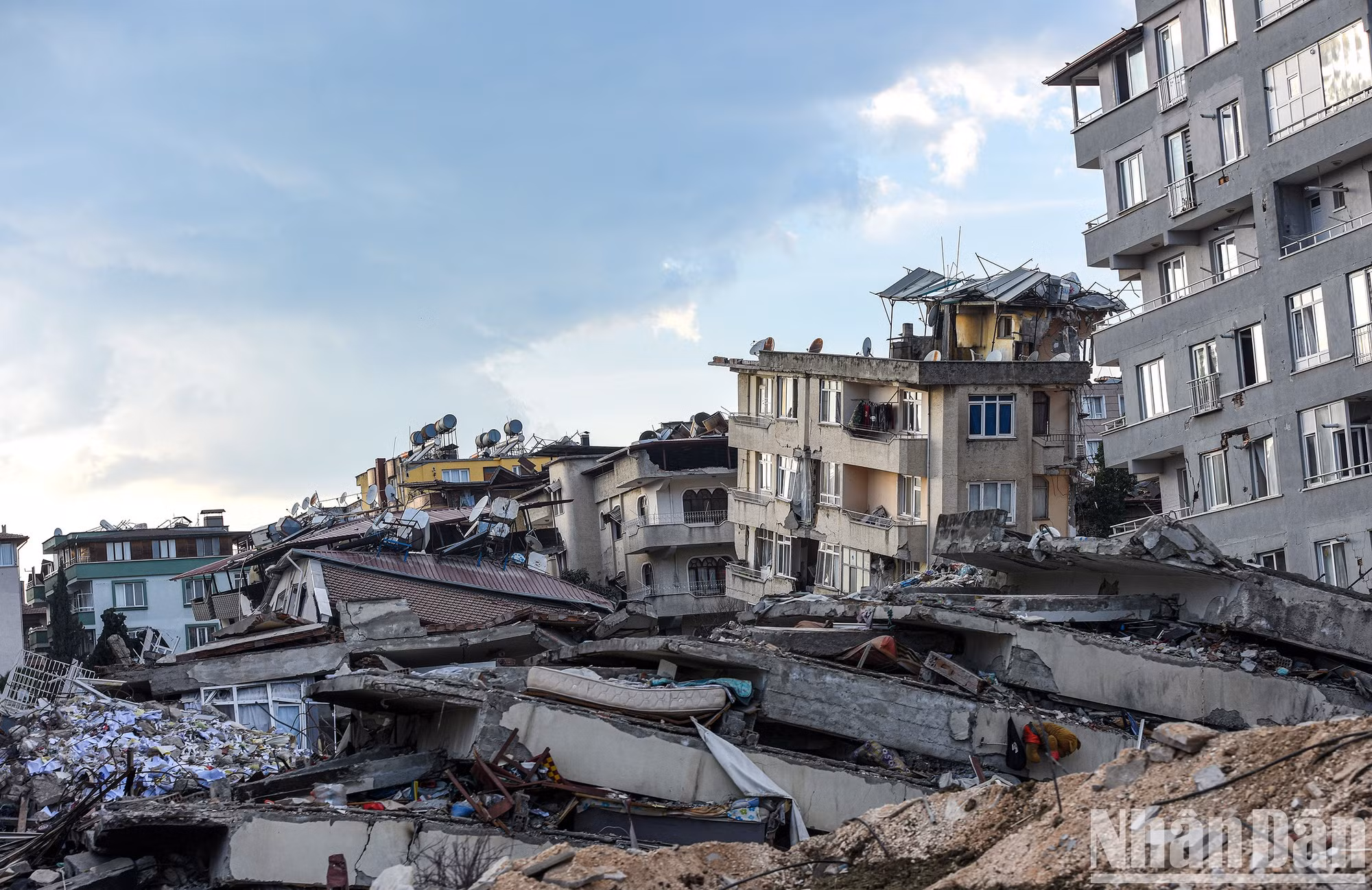 Aparte de los edificios, colapsaron muchas construcciones más bajas. De acuerdo con las estadísticas, más de 12 mil edificios en Turquía se desplomaron con facilidad debido a la mala calidad con que fueron construidos.