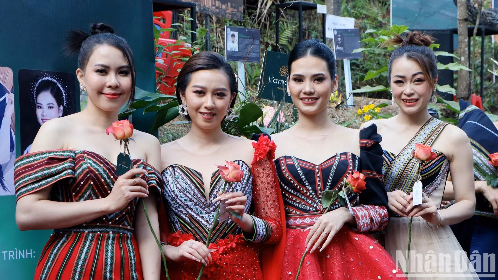 El programa de moda callejera presenta al público la colección “Flores de Lang Biang”.