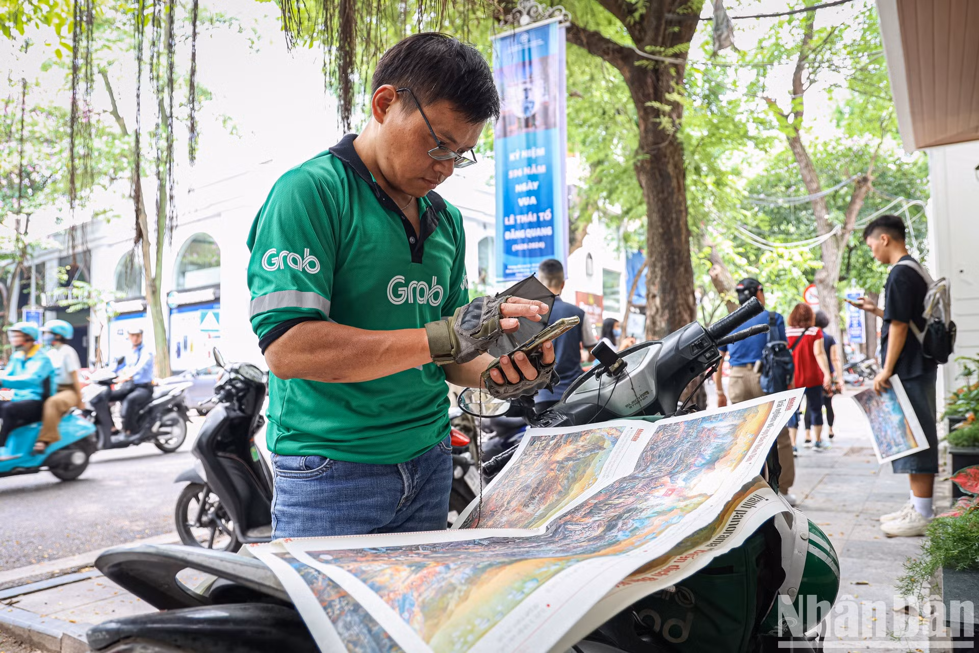 Luu Ky, residente en el distrito de Hoang Mai, aprovecha un descanso del trabajo para visitar la exposición en la sede del periódico Nhan Dan.