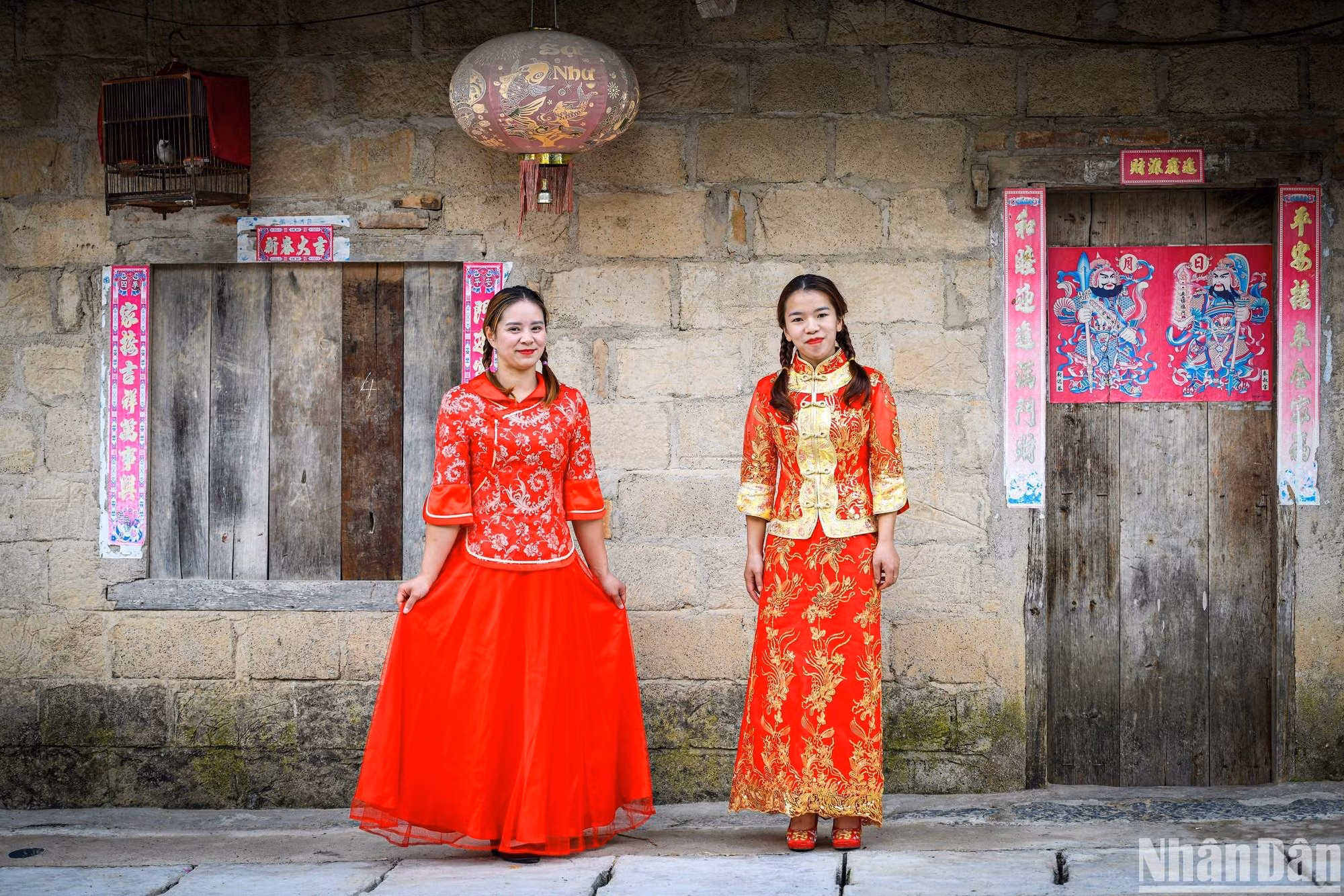 La belleza atrayente de Pho Bang con sus antiquísimas casas, junto a los trajes de boda tradicionales.