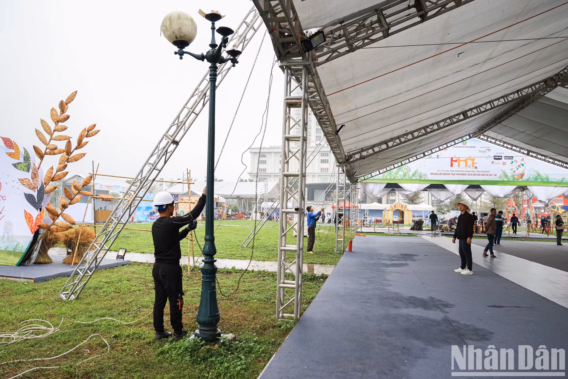 El evento tiene lugar en la plaza del hotel de Nam Cuong, con un área de unos 4 600 metros cuadrados. El evento tiene lugar en la plaza del hotel de Nam Cuong, con un área de unos 4 600 metros cuadrados.