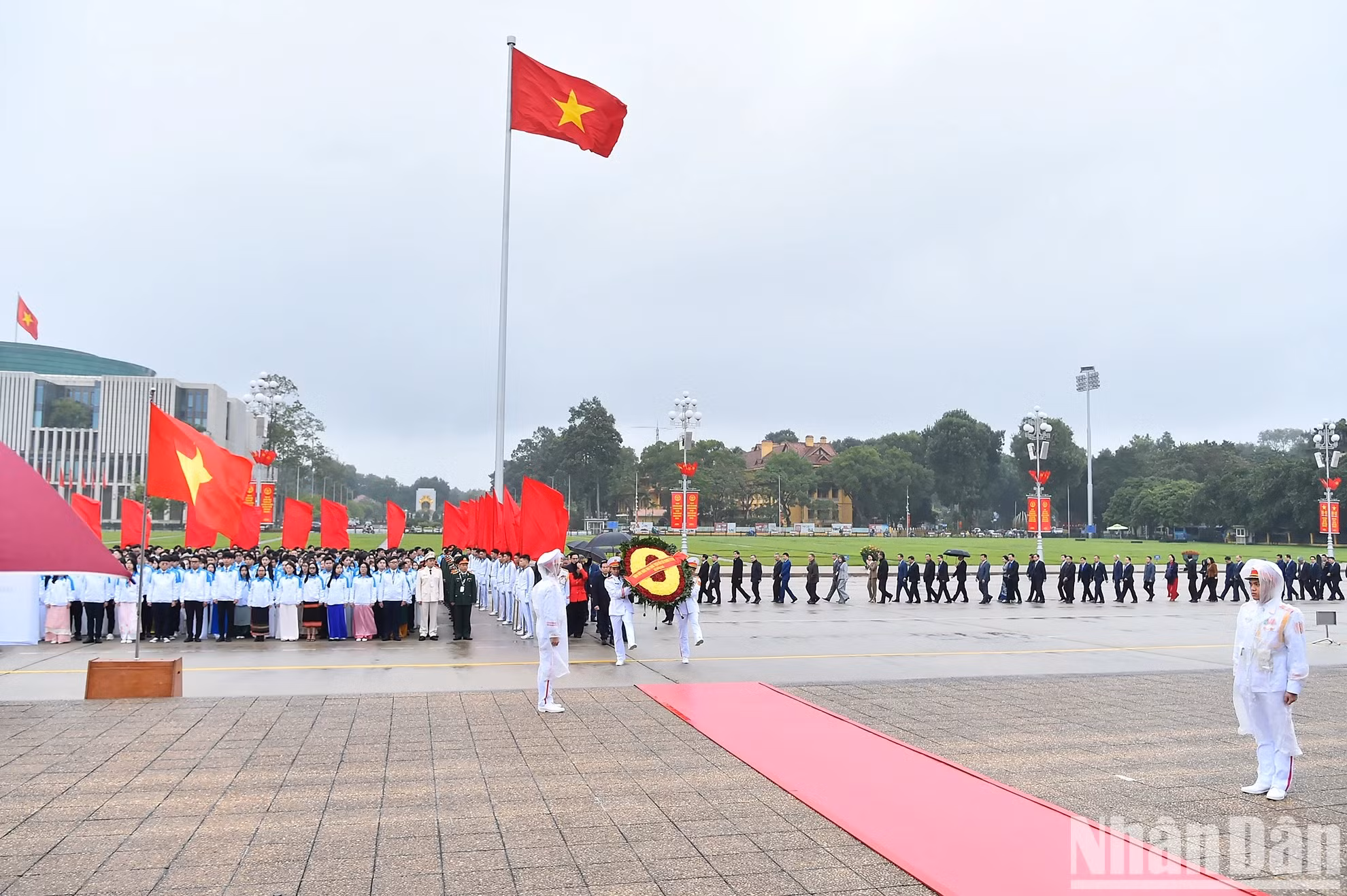La delegación de diplomáticos vietnamitas.
