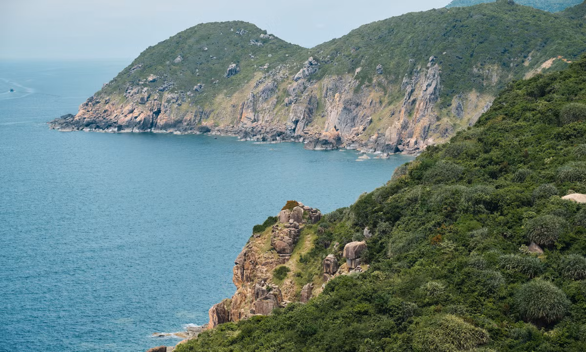 El primer destino cuando se visita Dong Hoa por la carretera costera es el paseo de Ca. A 333 metros de altura y con una longitud de 12 kilómetros, el paseo conecta las provincias de Phu Yen y Khanh Hoa por la carretera nacional número 1.