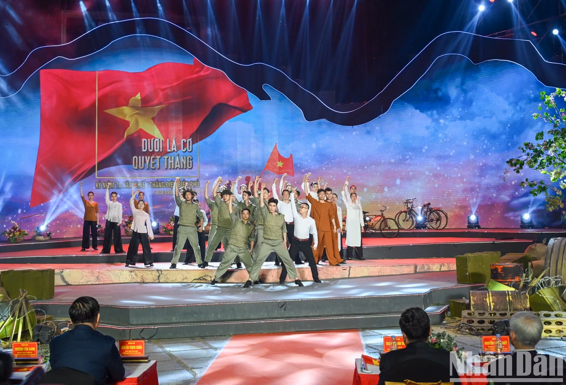 De acuerdo con el director del programa, el título “Bajo la bandera de determinación de vencer” se inspira en la bandera rotativa enviado por Ho Chi Minh al frente el 22 de diciembre de 1953.