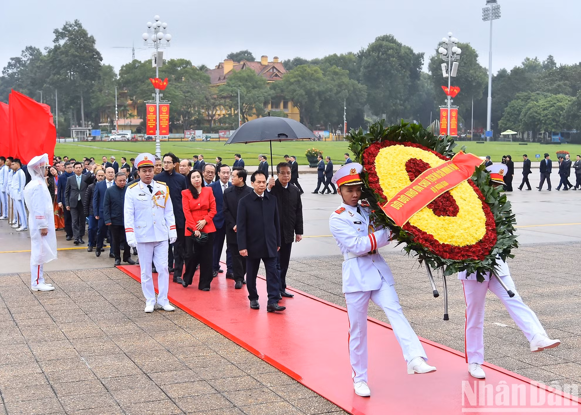 La delegación ofrece flores al Presidente Ho Chi Minh.