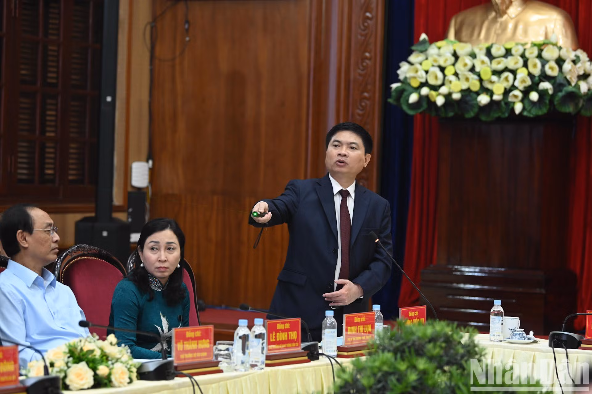 El presidente del Comité Popular de Ha Nam, Truong Quoc Huy, interviene en el evento.