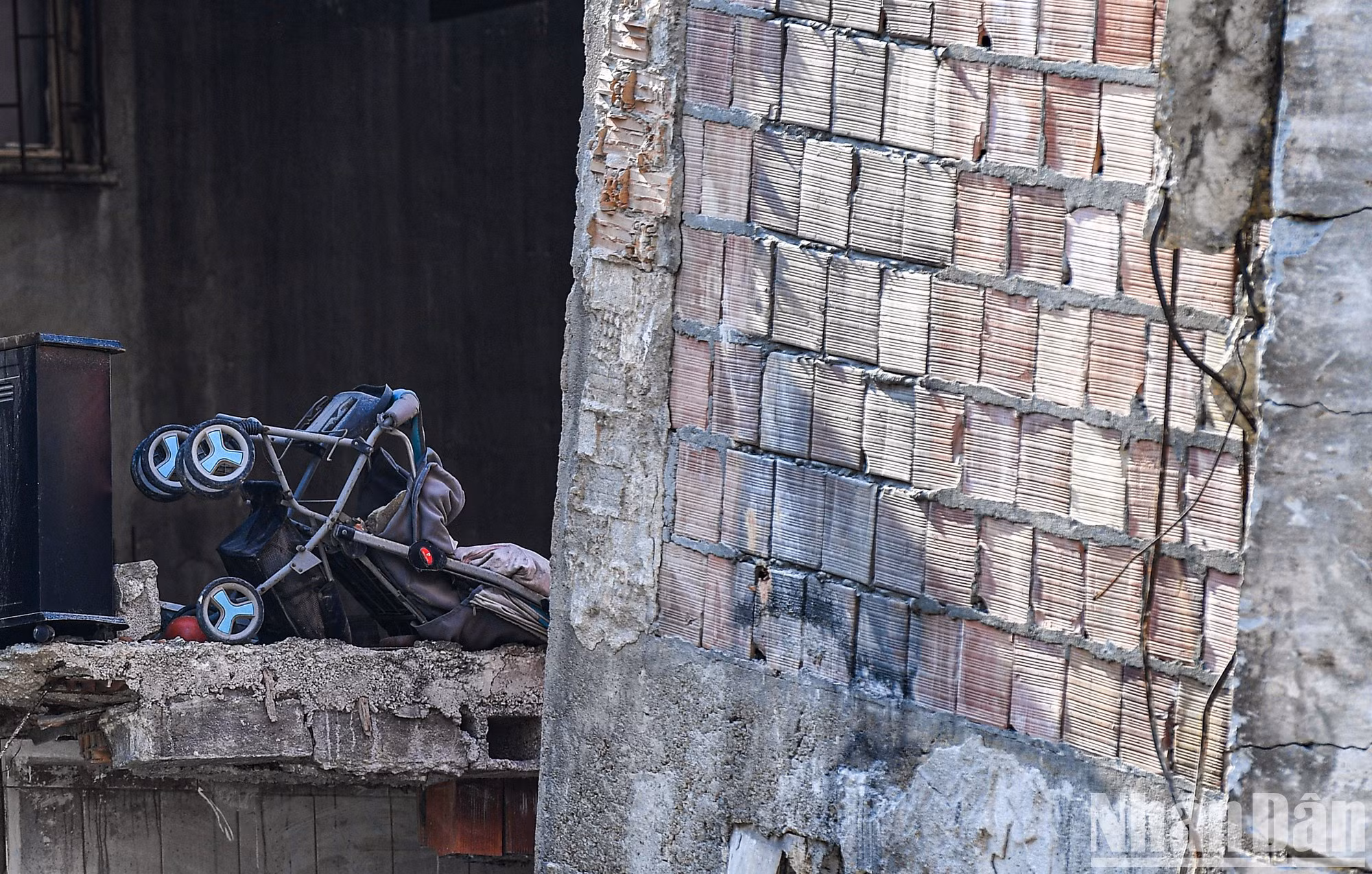 Un cochecito en el tercer piso de un edificio en Kurtulus. Los niños también fueron víctimas del terremoto del 6 de febrero.