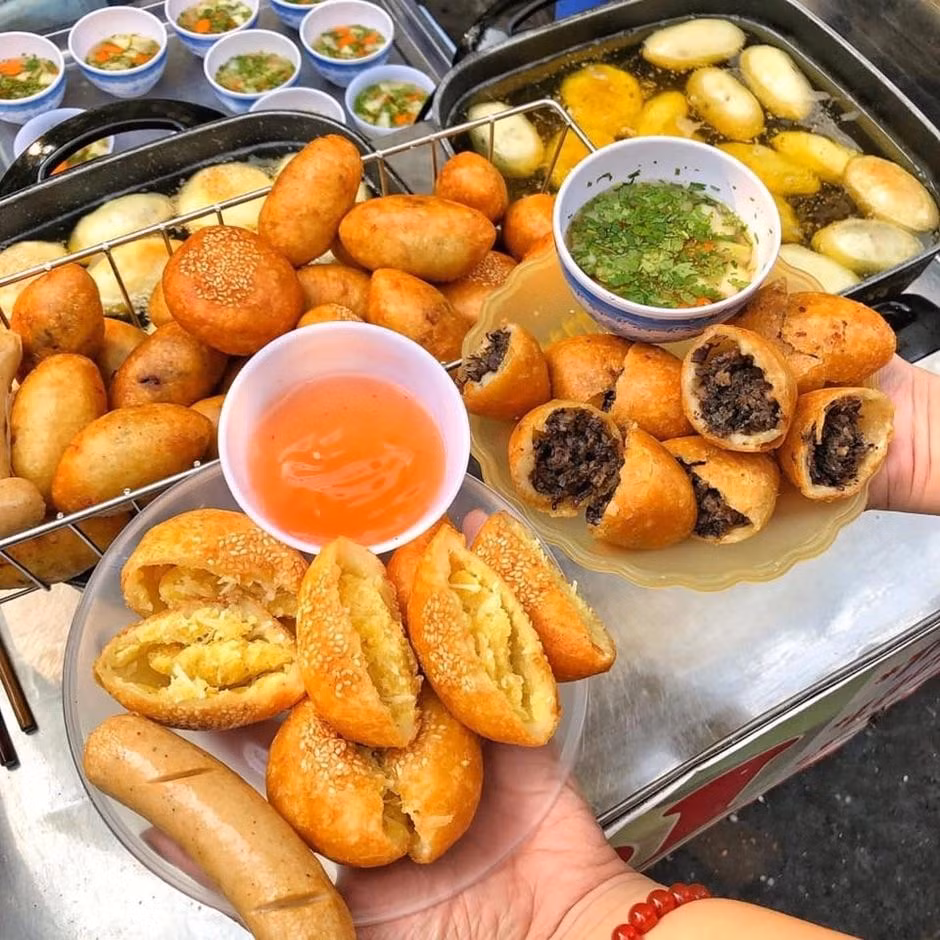 Con una corteza crujiente, el Banh Ran Man (fritura salada) ha sido una de las meriendas favoritas de los capitalinos. Junto con el relleno de carne, hongo y salsa agridulce, este plato satisface la apetencia de los comensales en los días frescos otoñales. Con una corteza crujiente, el Banh Ran Man (fritura salada) ha sido una de las meriendas favoritas de los capitalinos. Junto con el relleno de carne, hongo y salsa agridulce, este plato satisface la apetencia de los comensales en los días frescos otoñales.