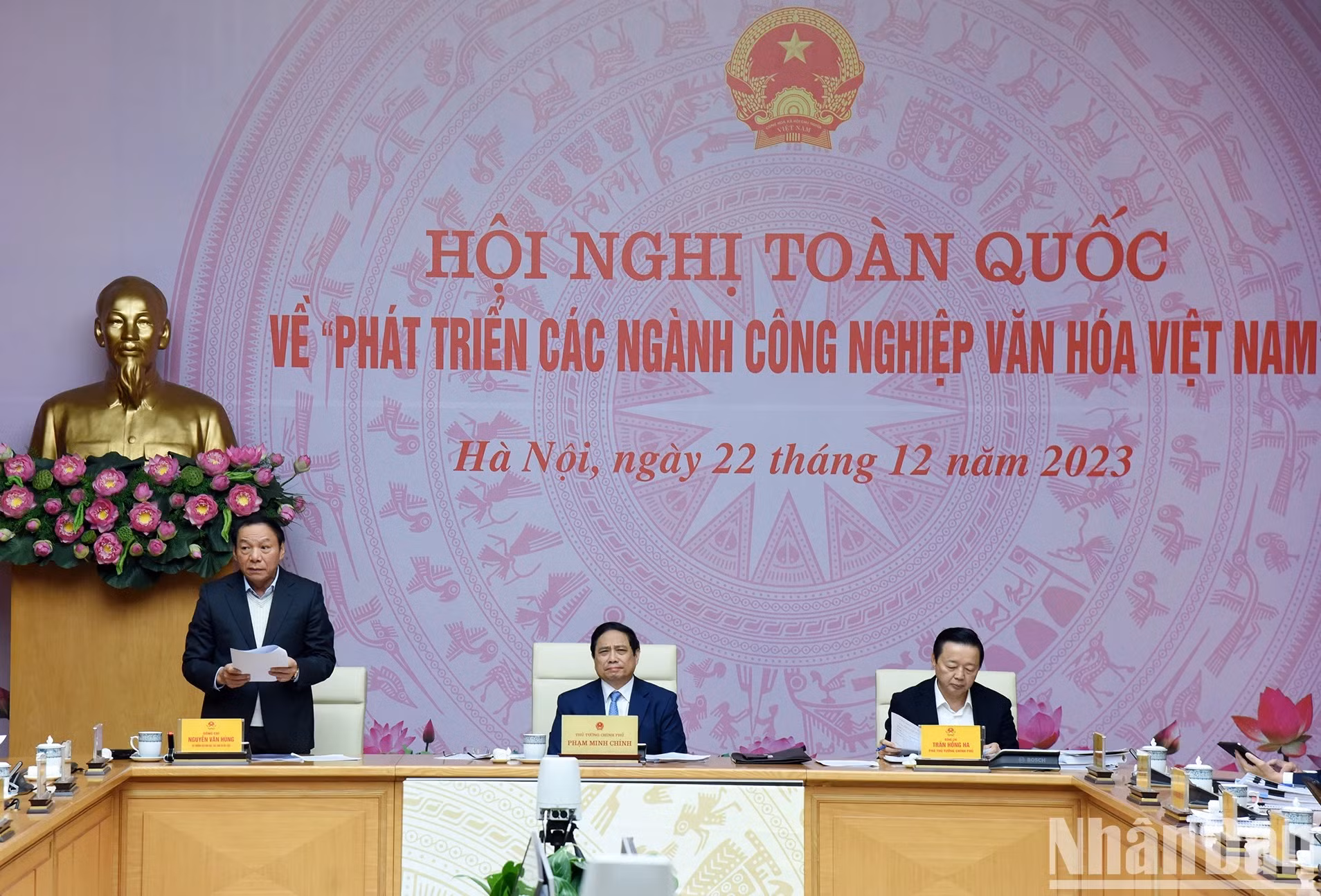El ministro de Cultura, Deporte y Turismo Nguyen Van Hung informa sobre el estado de desarrollo de las industrias culturales.