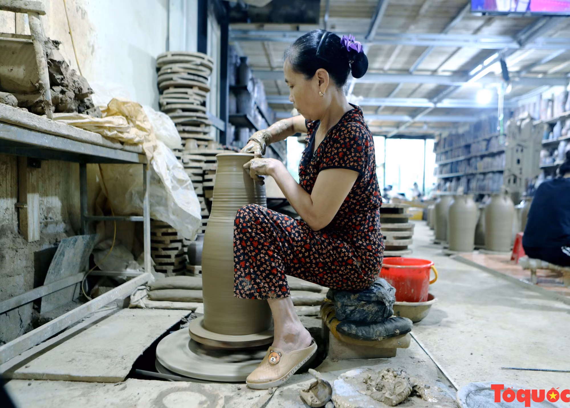 La arcilla verde y las hábiles manos de los artesanos insuflan vida a las obras cerámicas de Huong Canh.