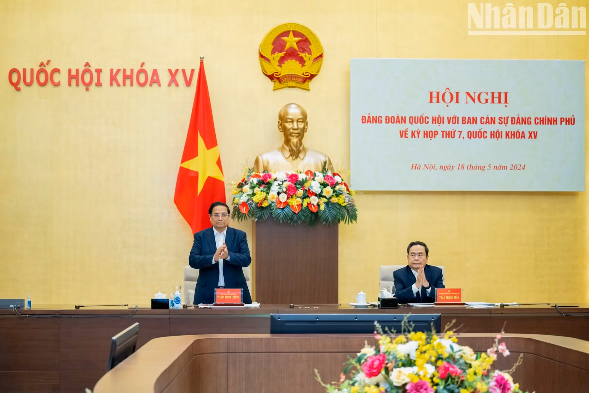 El primer ministro Pham Minh Chinh y el vicepresidente de la Asamblea Nacional Tran Thanh Man copresiden la conferencia.